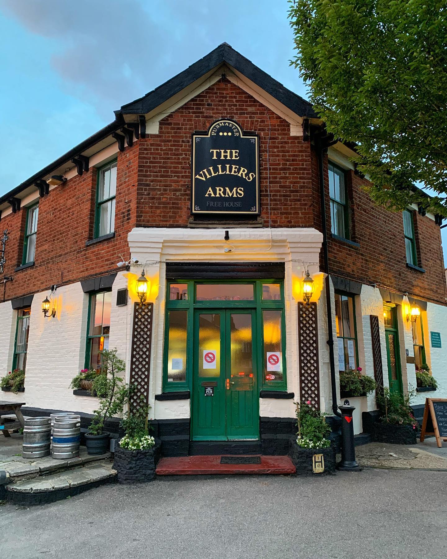The Villiers Arms on Villiers Road, Oxhey Village