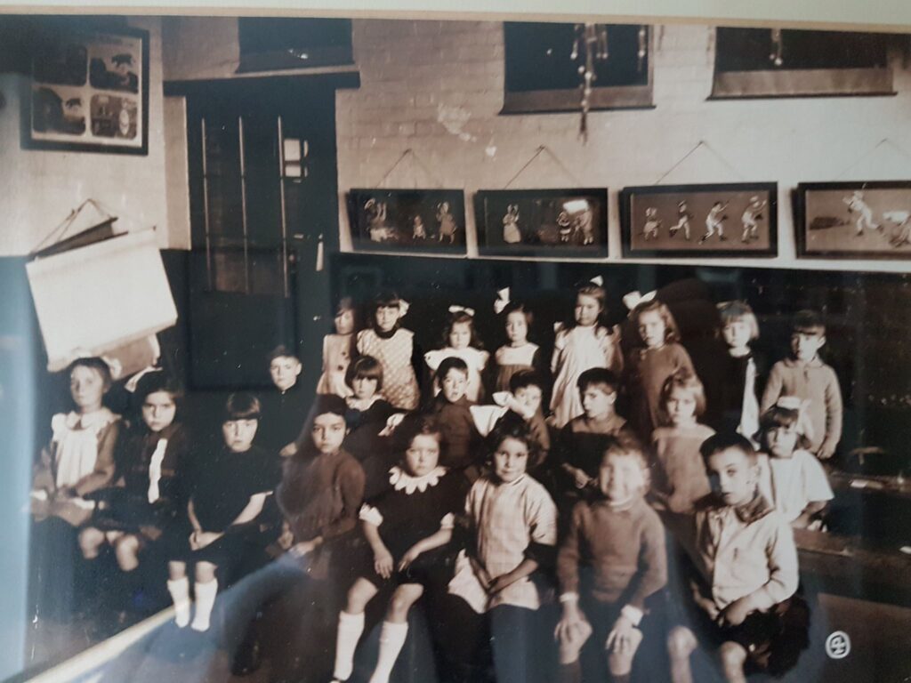 A photo of Edith Mead, mother of Pauline Beer, at Oxhey Infants School alongside friends
