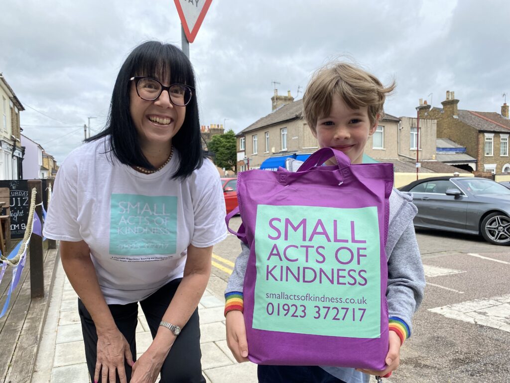 Lynne Misner from Small Acts of Kindness with Wilfred Hudson at OVEG's Oxhey Village Jumble Trail on 31 July 2021